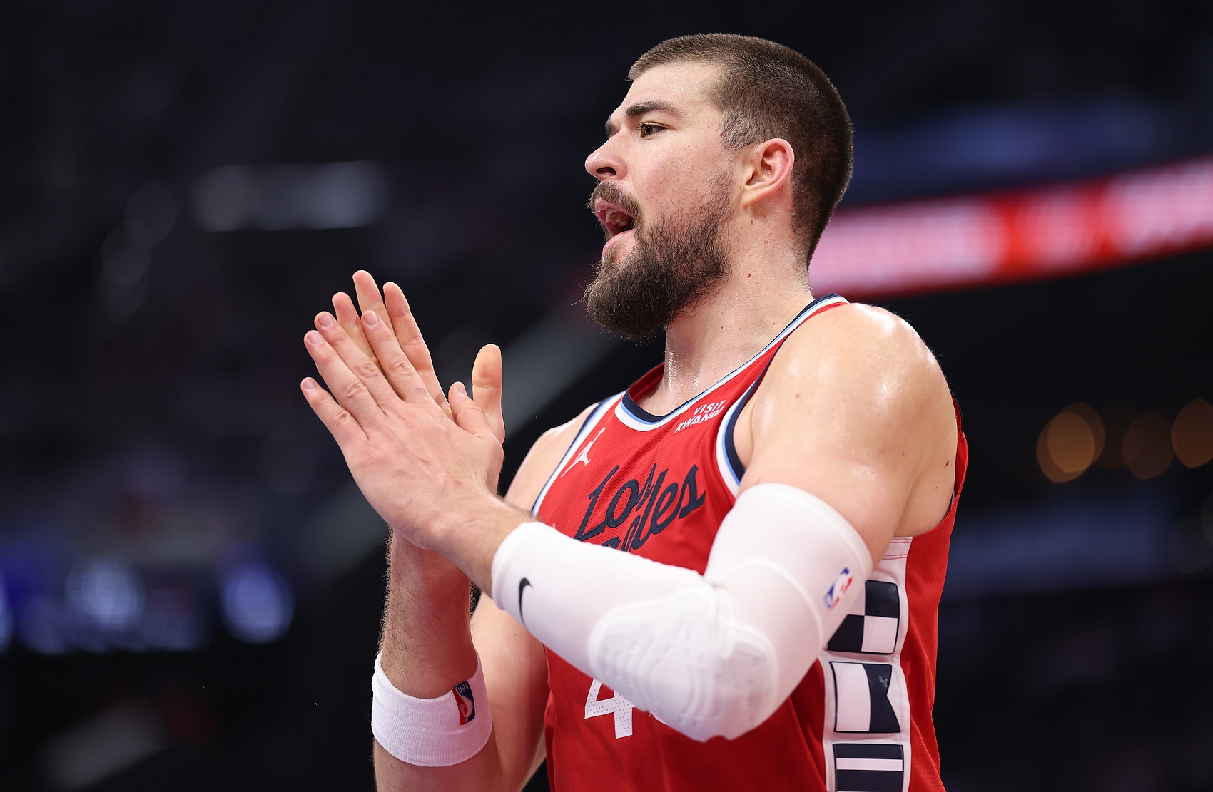 九游体育网页版-队记曝祖巴茨收到的交易报价:一个无保护首轮+一个选秀权互换